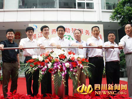 '></center><br />
<center>圖：四川省首條養(yǎng)老助殘服務(wù)熱線在成都開通</center><br />
　　據(jù)介紹，96519養(yǎng)老助殘服務(wù)熱線服務(wù)對象主要是居住在錦江區(qū)范圍的所有老人和殘疾人，預(yù)計(jì)可惠及9萬老人和2.8萬名殘疾人。成都市錦江區(qū)老齡辦主任易光西介紹說，熱線服務(wù)時(shí)間為每天早上8點(diǎn)到晚上10點(diǎn)半，期間老人或殘疾人只要撥打96519預(yù)約家政、訂餐、生活護(hù)理、代買代購、物業(yè)維修、心理咨詢、法律援助等服務(wù)，服務(wù)熱線都會(huì)即時(shí)安排服務(wù)機(jī)構(gòu)上門為老人提供優(yōu)惠優(yōu)質(zhì)的服務(wù)，“如果超出了這個(gè)時(shí)段也不要緊，老人們可以在網(wǎng)上把自己的要求留個(gè)言，服務(wù)熱線看到后同樣會(huì)在第二天一早就安排服務(wù)機(jī)構(gòu)上門服務(wù)的。”<br />
　　記者獲悉，由成都市錦江區(qū)投入300余萬元建成的96519養(yǎng)老助殘服務(wù)熱線是目前四川省內(nèi)首條養(yǎng)老助殘服務(wù)熱線，其功能在全國處于領(lǐng)先水平。該養(yǎng)老助殘服務(wù)熱線主要由一個(gè)門戶網(wǎng)站、一個(gè)管理系統(tǒng)和一個(gè)呼叫中心構(gòu)成，能通過快捷的通訊手段為老年人與殘疾人提供高效便捷和現(xiàn)代化的服務(wù)。<br />
　　易光西表示，養(yǎng)老助殘服務(wù)熱線前期已在16個(gè)街道辦事處進(jìn)行了服務(wù)熱線運(yùn)行前的系統(tǒng)測試，并在書院、合江亭、水井坊、蓮新、沙河、成龍、三圣等8個(gè)街道辦事處嘗試了服務(wù)熱線試運(yùn)行，“通過試運(yùn)行摸索總結(jié)經(jīng)驗(yàn)，其他街道辦事處也將陸續(xù)開通運(yùn)行養(yǎng)老助殘服務(wù)熱線。”<p align=