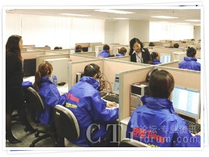'></center><br />　　易寶通訊一直認(rèn)為提供優(yōu)質(zhì)服務(wù)及產(chǎn)品對業(yè)務(wù)及集團(tuán)的持續(xù)發(fā)展至關(guān)重要。為保證服務(wù)質(zhì)量，自1997年起，易寶通訊集團(tuán)旗下的多媒體客戶聯(lián)絡(luò)中心便取得由香港品質(zhì)保證局頒發(fā)的“ISO 9001 － 設(shè)計(jì)和提供電話推廣和24小時(shí)客戶熱線服務(wù)”服務(wù)認(rèn)可資格，并于此后多年一直保持上述認(rèn)證水平。本年11月，易寶的客戶聯(lián)絡(luò)中心再次成功通過ISO 9001認(rèn)證獲頒新證書。<p align=