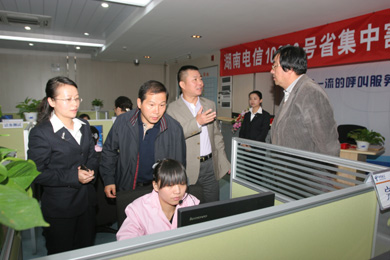 '></center><br />
　　深夜，嶄新、寧靜的新機房里，隨著長沙用戶的成功呼入，10000號座席代表們充滿激情的話務(wù)接續(xù)聲陸續(xù)響起，那微微上揚的嘴角傳遞出的是成功的喜悅，連續(xù)四個月的辛勤付出和艱苦努力終于在今夜收獲了成功! <br />
　　中國電信湖南公司副總經(jīng)理劉少陽，中國通信服務(wù)湖南公司總經(jīng)理肖亞凡現(xiàn)場指導(dǎo)割接工作。<p align=