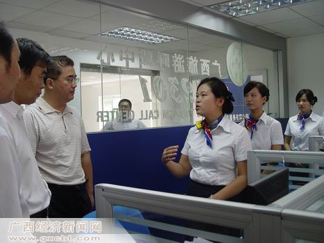 '></center><br />
　　據介紹，12301廣西旅游呼叫中心是一個定位于多媒體技術，整合各種資源、支持多種接入方式、全面服務公眾的旅游信息公共服務平臺。主要內容包括：旅游咨詢、旅游宣傳推廣、旅游投訴、旅游救援和旅游政策發(fā)布等，后續(xù)還將為游客提供酒店預訂、機票預訂、旅游度假預訂、商務預訂、客戶服務等全方位即時便捷的預訂服務。目前，12301廣西旅游呼叫中心設立8個呼叫坐席，提供24小時的服務。<br />
　　當天，與12301廣西旅游呼叫中心在廣西區(qū)旅游局同時揭牌的還有廣西南寧天桂旅游信息服務有限公司，該公司作為一家高科技旅游信息服務公司，將在廣西旅游局的監(jiān)督指導下運營12301廣西旅游呼叫中心。<br />
　　有關人士表示，12301廣西旅游呼叫中心的建成運營，一方面，將為旅游企業(yè)和旅游者提供更豐富的旅游咨詢和服務；另一方面，將能更好地宣傳廣西旅游資源，樹立廣西旅游的良好形象，實現(xiàn)通信產業(yè)和旅游產業(yè)的良性互動發(fā)展，從而加快廣西旅游強省的建設步伐。<p align=