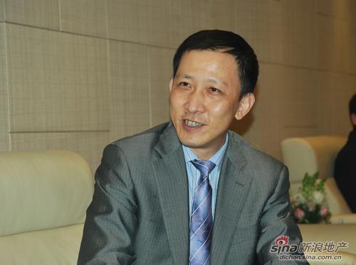 '></center><br />
　　一個(gè)企業(yè)的生存和發(fā)展就取決于它是否有創(chuàng)新理念、創(chuàng)新的步伐和創(chuàng)新的執(zhí)行。所以每一年新浪樂(lè)居都希望是創(chuàng)新，作為一家互聯(lián)網(wǎng)媒體，創(chuàng)新對(duì)我們來(lái)說(shuō)尤其重要，所以每年都是以“創(chuàng)新”為主線索來(lái)開(kāi)始第二年的戰(zhàn)略。今年的創(chuàng)新主要是在E=MC2理念上，我們認(rèn)為明年創(chuàng)新將在E=MC2大理念下執(zhí)行，E是有效、效果，M是平臺(tái)，C2是方法和資源的成績(jī)，我們將圍繞著營(yíng)銷的效果，消費(fèi)者、購(gòu)房者、購(gòu)房的效率這兩件事情來(lái)深入展開(kāi)圍繞了“線上+線中+線下”的服務(wù)。例如，今年我們創(chuàng)新了呼叫中心，通過(guò)全國(guó)分布式的20個(gè)呼叫集群，為消費(fèi)者提供線中服務(wù)。它既不是線下的看房團(tuán)，也不是線上的論壇互動(dòng)，而是通過(guò)線中式服務(wù)，這是新浪樂(lè)居第一家提出的。明年，這仍然是我們的創(chuàng)新之一，但會(huì)在深度上、廣度上多個(gè)擴(kuò)展，所以，明年的創(chuàng)新既是新的營(yíng)銷理念、用戶體驗(yàn)的提升，而且還會(huì)是深度和廣度去延伸。<br />
　　<b>記者</b>：目前房地產(chǎn)互聯(lián)網(wǎng)平臺(tái)遇到最大的問(wèn)題之一是競(jìng)爭(zhēng)同質(zhì)化。新浪樂(lè)居雖然率先完成了上市，但面對(duì)越來(lái)越激烈的市場(chǎng)競(jìng)爭(zhēng)，新浪樂(lè)居如何突圍，又具備了哪些不可復(fù)制的優(yōu)勢(shì)呢？ <br />
　　對(duì)我們來(lái)說(shuō)，有幾個(gè)方面優(yōu)勢(shì)。我們是第一家在美國(guó)上市的網(wǎng)絡(luò)公司，資本結(jié)構(gòu)各方面是準(zhǔn)備的最充分的。其次，公司文化氛圍非常好，既繼承了新浪規(guī)范的體系，包括優(yōu)勢(shì)的資源和媒體影響力，同時(shí)每年都會(huì)有無(wú)數(shù)創(chuàng)新的業(yè)務(wù)、思維和策劃，在這些特征下，我們?cè)谖幕矫婢鸵咽穷I(lǐng)先的。第二，在全國(guó)的布局和執(zhí)行力非常強(qiáng)。08年初才有4個(gè)分支機(jī)構(gòu)，到今天已有138個(gè)分支機(jī)構(gòu)，遠(yuǎn)遠(yuǎn)超過(guò)競(jìng)爭(zhēng)對(duì)手，且這些分支機(jī)構(gòu)的業(yè)務(wù)增長(zhǎng)速度也非常快。我相信，隨著布局的進(jìn)一步加深，我們?cè)跇I(yè)務(wù)創(chuàng)新方面，在行業(yè)深度方面，在規(guī)模效應(yīng)方面，對(duì)消費(fèi)者的用戶體驗(yàn)方面都會(huì)在2011年有進(jìn)一步的提升。<br />
　　<b>記者</b>：2010年創(chuàng)新峰會(huì)，是新浪和百度首次聯(lián)袂共同主辦。那么，百度和新浪目前是怎么樣的一種合作關(guān)系，這兩個(gè)目前中國(guó)最強(qiáng)勢(shì)的互聯(lián)網(wǎng)平臺(tái)的資源整合會(huì)帶來(lái)怎么樣的變革？<br />
　　互聯(lián)網(wǎng)有三種模式，第一種是門(mén)戶方式，新浪是華人世界最大的也是最典型的一家。第二種模式——搜索引擎模式，百度毫無(wú)疑問(wèn)是現(xiàn)在最具影響力的搜索引擎。第三種就是平常所稱的sms，即社區(qū)、論壇等，新浪微博現(xiàn)在占據(jù)非常重要的位置，有非常廣闊的前途。對(duì)中房信來(lái)說(shuō)，作為一個(gè)行業(yè)的垂直的領(lǐng)導(dǎo)者、領(lǐng)先者，我們起步的時(shí)候是和新浪整合在一起，依賴新浪這個(gè)平臺(tái)成功獲得業(yè)務(wù)的擴(kuò)展，以及納斯達(dá)克上市。上市后，我們沒(méi)有停止腳步，伸出另一只手和百度合作，成立了百度樂(lè)居，在搜索引擎方面實(shí)現(xiàn)了垂直化的延伸。而樂(lè)居作為中間者和新浪合作、和百度合作、和微博合作等等，所以我們是開(kāi)放平臺(tái)、思維，創(chuàng)新的理念。<br />
　　<b>記者</b>： 大家都評(píng)論說(shuō)今年是個(gè)政策年，但重慶樓市的表現(xiàn)仍較為搶眼，您怎么看這個(gè)現(xiàn)象？您怎么預(yù)計(jì)2011年的重慶樓市的走勢(shì)？<br />
　　國(guó)家有很多的宏觀調(diào)控出臺(tái)，尤其是對(duì)房地產(chǎn)這個(gè)比較重要的行業(yè)，我們相信政府的任何一個(gè)政策都有它調(diào)控的意義和原因。小眾服從大眾，大眾服從國(guó)家，現(xiàn)在之所以要做調(diào)控，一定有國(guó)內(nèi)外、國(guó)際各種因素所在，所以我們都應(yīng)該支持。其次，調(diào)控對(duì)房地產(chǎn)的影響是起到一定作用的，不能說(shuō)完全使這個(gè)行業(yè)走向這個(gè)方向，但它仍是有一定作用的，沒(méi)有朝著不可控方發(fā)展。對(duì)于未來(lái)，我們?cè)趦芍苤俺修k的在深圳舉行的2010中國(guó)財(cái)經(jīng)報(bào)道論壇上，和央視2套推出了面向大眾的聯(lián)合調(diào)查明年價(jià)格的走勢(shì)。調(diào)查結(jié)果中70%的受訪者認(rèn)為明年的房?jī)r(jià)會(huì)持平或再上升，換言之，大部分的受訪者還是認(rèn)為明年的房?jī)r(jià)會(huì)上漲或持平。但是房?jī)r(jià)是綜合性因素的反應(yīng)，不能一概而論它的漲跌。至于重慶的房地產(chǎn)行業(yè)，這次再來(lái)重慶又有很多新的感受，重慶的漂亮房子非常多，比我之前的印象要好很多。我想房地產(chǎn)行業(yè)的發(fā)展是和建設(shè)者、同行們的貢獻(xiàn)是分不開(kāi)的，我相信未來(lái)的重慶會(huì)越來(lái)越好。<br />
　　<b>記者</b>：中國(guó)房產(chǎn)信息集團(tuán)(微博)正式在納斯達(dá)克掛牌上市，至今已經(jīng)14個(gè)月了。回顧這一年，您覺(jué)得收獲了什么？接下來(lái)的2011年新浪樂(lè)居又會(huì)有什么新的戰(zhàn)略布局？<br />
　　這14個(gè)月來(lái)，我們的團(tuán)隊(duì)得到了更多的鍛煉，團(tuán)隊(duì)的成長(zhǎng)和成熟度非常快，重慶區(qū)就是個(gè)很好的例子，在郭亞軍總經(jīng)理的帶領(lǐng)下，團(tuán)隊(duì)的成長(zhǎng)速度是驚人的。第二個(gè)收獲是，按照對(duì)行業(yè)要求來(lái)發(fā)展，我們勢(shì)必要對(duì)行業(yè)有更多的認(rèn)識(shí)，包括對(duì)行業(yè)、開(kāi)發(fā)企業(yè)、開(kāi)發(fā)協(xié)會(huì)有更多的認(rèn)識(shí)和接觸，也會(huì)去傾聽(tīng)消費(fèi)者對(duì)網(wǎng)絡(luò)使用體驗(yàn)的看法。這一年里，我們對(duì)網(wǎng)站的改版、用戶體驗(yàn)、對(duì)行業(yè)的深度認(rèn)識(shí)都有非常大的提升。我想，這是我們公司的財(cái)富。當(dāng)然，當(dāng)其化解成生產(chǎn)力時(shí)，這也是行業(yè)、消費(fèi)者的需要。第三，公司上市后，業(yè)績(jī)?cè)鲩L(zhǎng)也是有目共睹，對(duì)股市、投資人、房地產(chǎn)行業(yè)的貢獻(xiàn)都是有目共睹，希望在明年這個(gè)時(shí)候，我們能有更多的總結(jié)和收獲。<br />
　　<b>記者</b>：新浪樂(lè)居在2010年的發(fā)展非常好，那么在接下來(lái)的2011年新浪樂(lè)居又會(huì)有什么新的戰(zhàn)略布局？<br />
　　董事會(huì)、各地的管理部門(mén)、核心管理層都會(huì)去考慮這個(gè)問(wèn)題，首先就是考慮明年會(huì)在業(yè)務(wù)、行業(yè)的深度上做更多的功課，E=MC2是整體的綱要，是整個(gè)提升效率、效果的設(shè)想。其次是在全國(guó)各地進(jìn)一步的擴(kuò)大覆蓋面，雖然在2年內(nèi)從4個(gè)分支機(jī)構(gòu)擴(kuò)張到138個(gè)，但這對(duì)于我們來(lái)說(shuō)可能只是個(gè)起步，進(jìn)入更多的地方讓更多的消費(fèi)者體會(huì)到互聯(lián)網(wǎng)的美麗，體會(huì)到一家有理想有抱負(fù)的公司所帶來(lái)的價(jià)值。換句話說(shuō)，用戶體驗(yàn)將是我們明年一個(gè)很重要的功課。第三，將更多的關(guān)愛(ài)員工，在員工的職業(yè)素養(yǎng)、職業(yè)成長(zhǎng)上有更多的付出。明年各個(gè)方面都將加強(qiáng)對(duì)員工的關(guān)懷。<p align=
