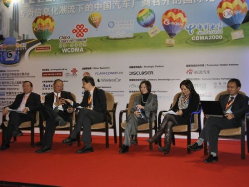 '></center><br />
　　周頻：我們希望今天下午的這個互動研討也能夠碰出很多的火花出來，可以讓在場的嘉賓受到很多的啟發(fā)，我想在他們就坐的過程當中，我講一個事情，上個星期正好參加了寶馬公司贊助的一個論壇，在這個論壇上面我聽到攜程訂酒店和機票這樣一個公司的老總，他介紹了一組數(shù)字，而這組數(shù)字恰好和我們呼叫中心圓桌討論非常相關(guān)，他說他們呼叫中心有6000個話務(wù)員，可能比在座很多呼叫中心大很多。這6000個話務(wù)員每天可以接到很多服務(wù)的請求，然后在訂酒店和機票的比例，現(xiàn)在是60%是呼叫中心提供服務(wù)，40%是互聯(lián)網(wǎng)提供服務(wù)，像攜程的話，可以打呼叫中心訂購酒店機票，或者打互聯(lián)網(wǎng)訂購酒店機票，這個里面就是60%就是呼叫中心，40%是通過互聯(lián)網(wǎng)訂購，這60%最初不是60%的，是從80%降到60%。很有意思的就是攜程提供一種渡假服務(wù)，就是選擇時間段，酒店和機票一整套東西提供給用戶。渡假服務(wù)的比例是倒過來的，70%是互聯(lián)網(wǎng)實現(xiàn)的，30%是呼叫中心實現(xiàn)的，攜程的老總告訴我們說，像渡假這種產(chǎn)品你需要用戶自己去做很多個性化的調(diào)整，這個是通過互聯(lián)網(wǎng)來做方便了很多，而呼叫中心比較麻煩。這個可以給我們不少啟示，更加重要的一點就是我當時問了他一個問題，40%互聯(lián)網(wǎng)，這個里面有多少包括移動互聯(lián)網(wǎng)，有沒有通過手機實現(xiàn)這個服務(wù)？他告訴我我說攜程最近不到一個月剛剛推出了手機客戶端，在Iphone的中端上，一個星期下載了10萬次，他預(yù)計這樣的應(yīng)用，最初可能呼叫中心占主體，然后呼叫中心使用的份額在下降，然后互聯(lián)網(wǎng)在上升，互聯(lián)網(wǎng)當中通過手機來獲得服務(wù)的比例又會快速的上升，這是我上周聽到的，感到非常有感觸，攜程有6000個話務(wù)員也在提供服務(wù)。會給我們一些啟示，這個就是在之前先拋出來一個可以供大家思考。<br />
　　那么今天我們一個非常陣容強大的五位嘉賓，其中萬總今天上午展現(xiàn)過了，下面幾位嘉賓比較重量級，就不浪費時間讓你們介紹自己了，就首先切入話題，我是希望七個問題過完之后，我們有時間可以互動一下。第一個問題中國消費者最愛使用哪些呼叫中心相關(guān)服務(wù)？遠程目的地設(shè)置的頻率怎么樣的？那么這個問題我想請朱文利先生和萬總回答一下。朱總每天知道呼叫中心大家用哪些服務(wù)，能不能跟大家分享一下？<br />
　　朱文利：我先申明一下，因為我知道下面有很多是我們的合作伙伴，有的是前莊，有的是后莊，我想跟大家分享這個數(shù)據(jù)，是一個通用的數(shù)據(jù)，我們把前莊和后莊一起說了，我并沒有違反跟你們的保密協(xié)議，就是這樣的，從我們的經(jīng)驗來看，中國的用戶對于Telematics服務(wù)的內(nèi)容用的最多還是遠程目的地設(shè)置，其次是新興需求的天氣預(yù)報，當然了如果發(fā)生了一些路邊救援的情況，就是100%進行請求。<br />
　　遠程目的地設(shè)置的要求比例已經(jīng)到了78%，大概是這樣一個樣子，那它的使用頻度平均來說前莊和后莊的用戶每人每月4次，甚至以上，謝謝。<br />
　　周頻：請萬總回答一下。<br />
　　萬新宇：我這邊的數(shù)據(jù)可能跟朱總那邊有一些差異，我們是這樣來分的，我首先最大類的就是國家定位服務(wù)，這個比較多的就是他查詢車的位置，這個是一個。最近最明顯的就是酒后代駕，公安局查酒駕車比較嚴，我們開通了有酒后代駕服務(wù)，這個在猛增，跟車輛報警，車輛查詢位置，跟開車門，鎖車門，跟位置相關(guān)的這些，我們大概占了接近70%。<br />
　　然后剩下的就是信息，一個就是咨詢，一個就是問路，經(jīng)常會有一些問路，咨詢。問一些有關(guān)天氣諸如此類的問題，問一下酒店等等，然后這個大概占10%，一鍵導航占10%，其他就是雜七雜八的，要求送油的，要求搭電的，就是要求各種各樣的，因為我們實際上已經(jīng)把現(xiàn)在所謂Telematics有些服務(wù)延伸了，我們有時候把自己定義為我就是和這個結(jié)合的汽車俱樂部，有很多跟車生活相關(guān)的落地服務(wù)，這個導致了我們很多相關(guān)的服務(wù)，用戶咨詢這種東西也是非常多，大致就是這樣的分類，各種各樣這種比較多，不能太嚴格的來做分類，謝謝。<br />
　　周頻：那既然中國消費者在賽格表現(xiàn)出來最喜歡的這些服務(wù)，我問一下，這些最喜愛的服務(wù)，目前對于服務(wù)體驗的感覺怎么樣？滿意度情況怎么樣？<br />
　　萬新宇：我覺得最容易說明的就是用這樣一個數(shù)字來說，我的離網(wǎng)率比較低，可能比有些運營商離網(wǎng)率低，這樣來說用戶的滿意度比較高的。<br />
　　周頻：這個問題就把話筒給朱總了，我不知道萬總指的是哪一個運營商？<br />
　　萬新宇：不是指他們。<br />
　　朱文利：萬總和我們是老朋友了，我們在十年之前跟萬總這些公司在GPS一起戰(zhàn)斗了十年，我們也是戰(zhàn)友了，彼此之間非常敬重的，也是值得每一位老的，新的加入這個行業(yè)的同志理解，說到我們的服務(wù)，我們不一樣的就是毒理的第三方的TSP，我們的委托方包括日本豐田，我們的服務(wù)怎么樣？我覺得還是由他們來說最好了。我自己不說了，如果大家想了解的話，歡迎大家來用我們的業(yè)務(wù)。<p align=